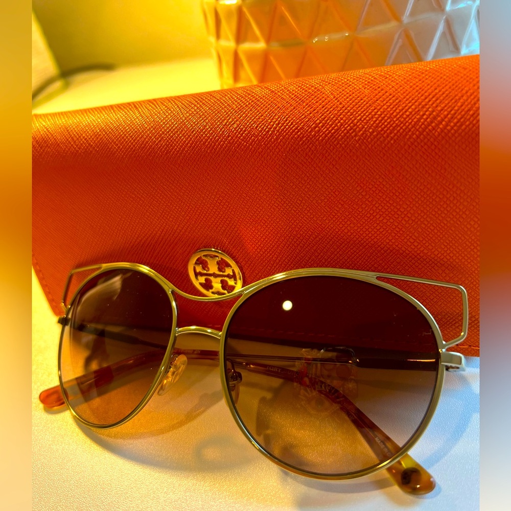 🌿Tory Burch Women’s Sunglasses - Picture 3 of 15